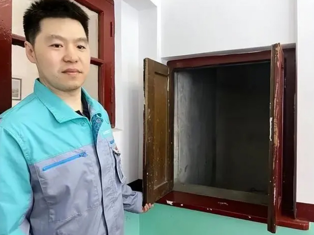 實驗樓的一樓，有兩扇特殊的“小窗戶”，打開后就會出現一條“暗道”